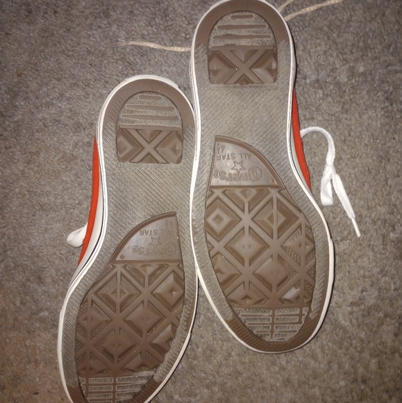 Converse red size 6.5 women's/5.5 mens - Picture 2 of 2